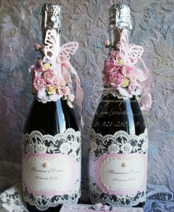 Свадебное шампанское и бокалы с украшением