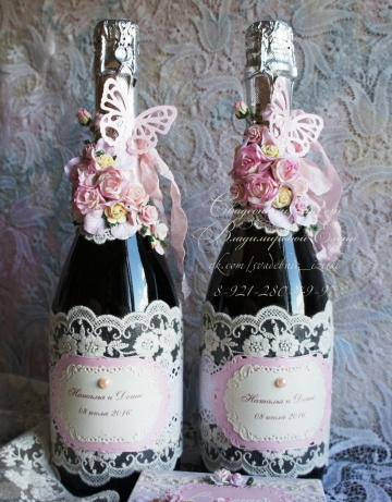 Свадебное шампанское и бокалы с украшением